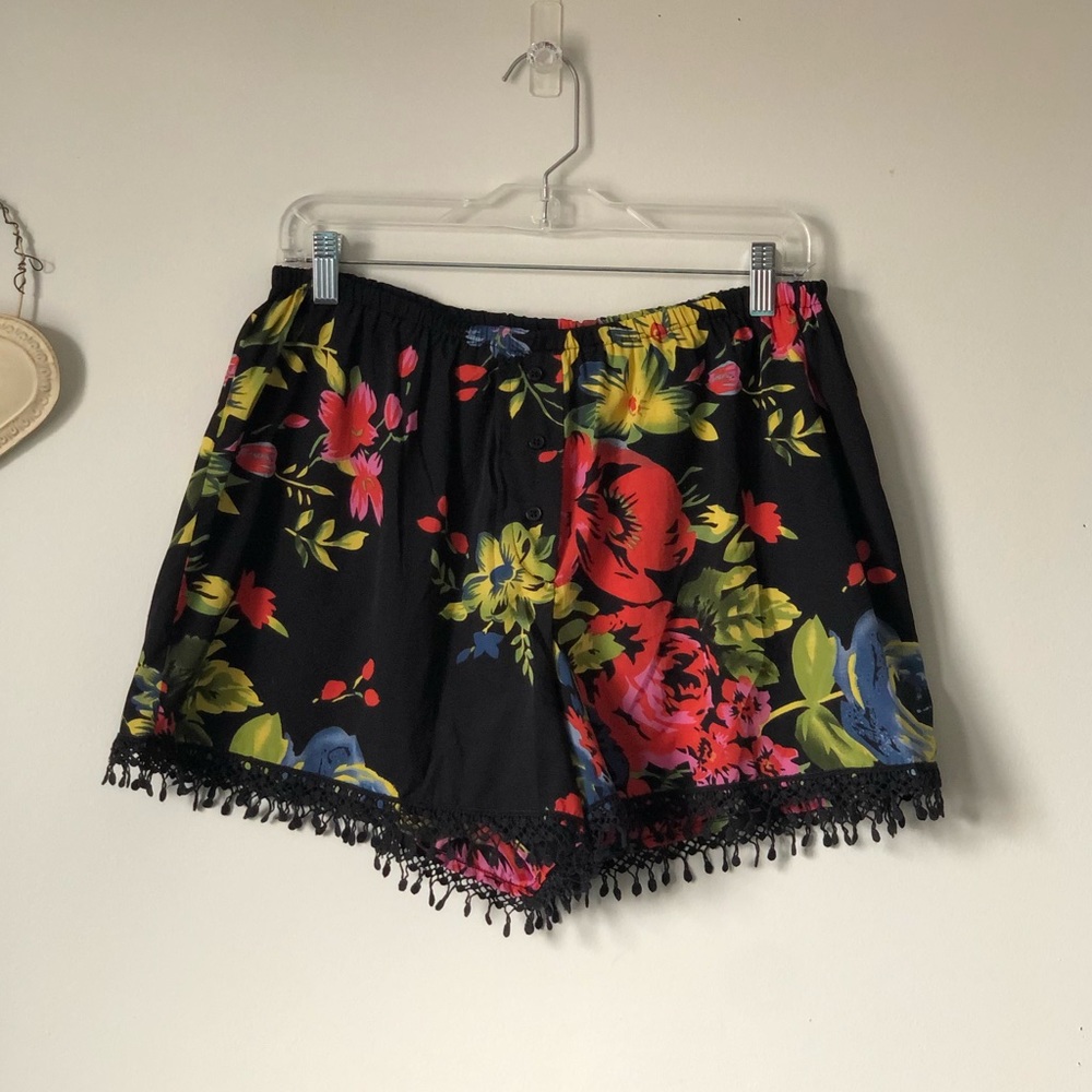 Band of Gypsies - floral shorts with crochet trim - size Large
